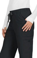 OFE Sp23 Conj. Mujer Koi Basics Est. ..... Mod.Leslie/Holly.......Stink n' Cute/Black....... Pantalón No Es Jogger
